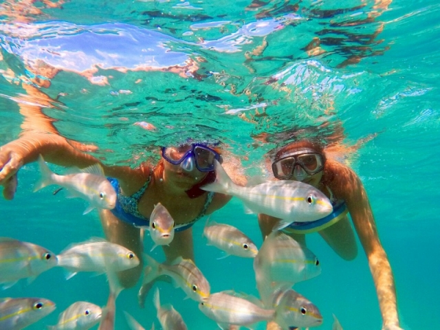 Alicia y Lucia haciendo snorkel en Natal