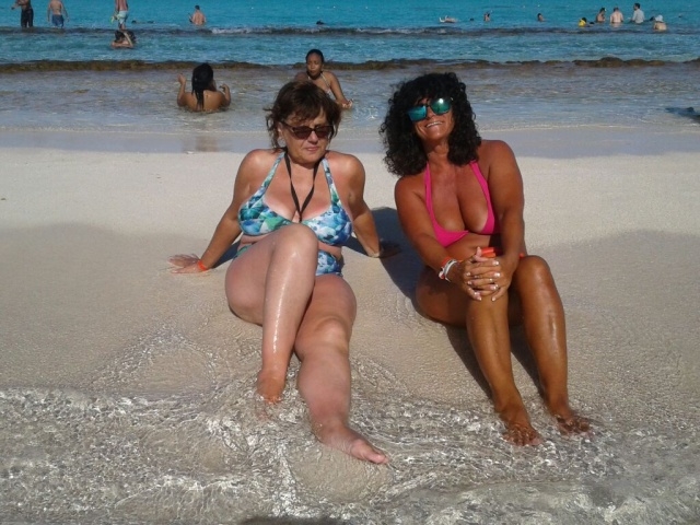 Noemi y Maria Ester en las playas de San Andres
