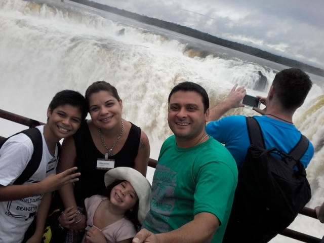 Familia Valls viviendo las cataratas del Iguazú