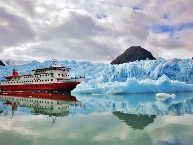 NAVEGANDO ENTRE GLACIARES 2027 - SALIDA GRUPAL